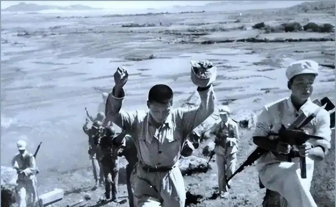 1953东山岛血战：胡琏一万三千精兵海陆空突袭，团长游梅耀抗命死守，七字回电定下