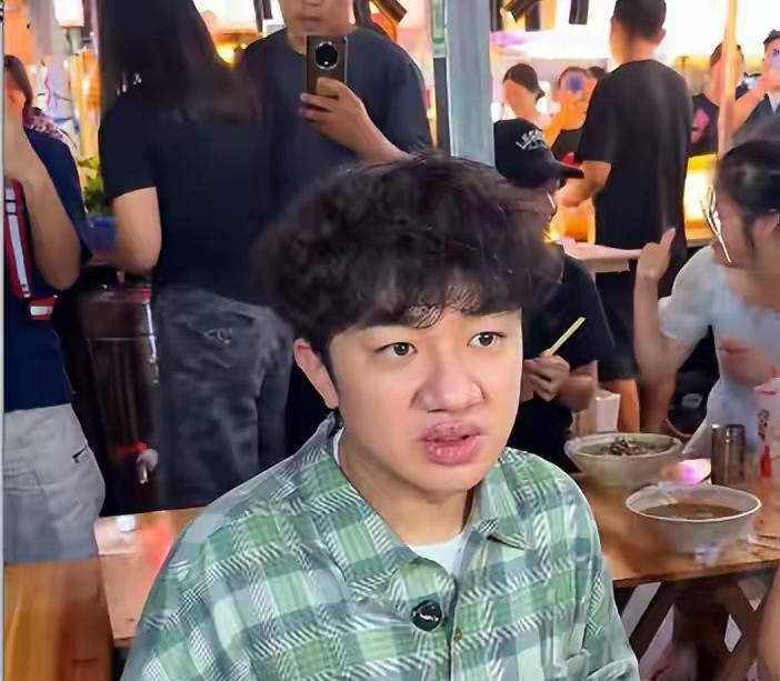 9月18日，南宁的傍晚有点热闹，刚在东博会结束工作的王祖蓝，西装没换利索就扎进了