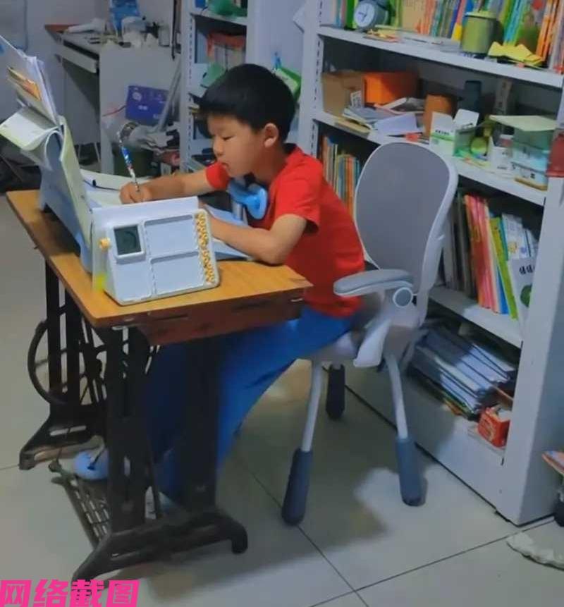 河南有名男孩写作业的坏习惯太多，尤其是晃腿，为了让男孩改正能养成好习惯，男孩妈妈