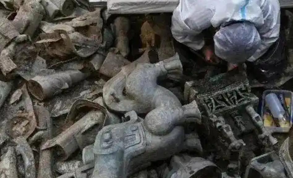 3000年前，一块铁从天上砸下来。没有人知道它从哪来，也没有人能造出同样的东西—