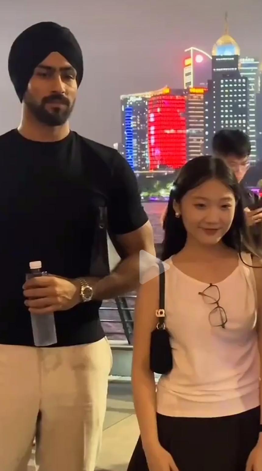 在上海外滩，居然有中国女人主动排着队和印度人合照！这是什么心理，这些女人咋想的
