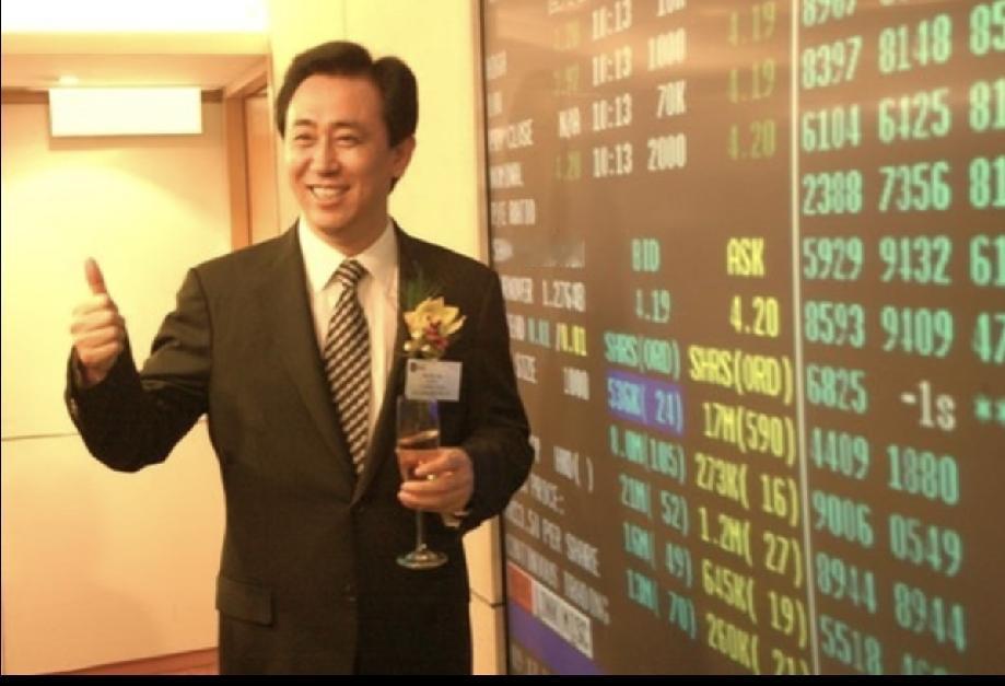 许家印和香槟、美女同框的画面不少啊。那时的他如众星捧月好风光。站着朝人们挥舞