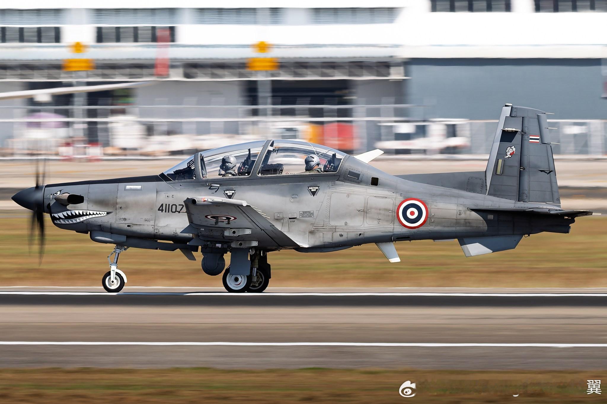 当地时间1月29日上午约10:30，泰国空军一架编号为41107的AT-6TH狼