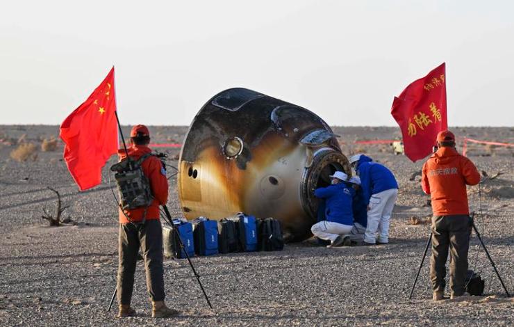 细思极恐！以前着陆舱降落，都要有很多地面人员开着车追赶着返回舱，而这次神舟二十号