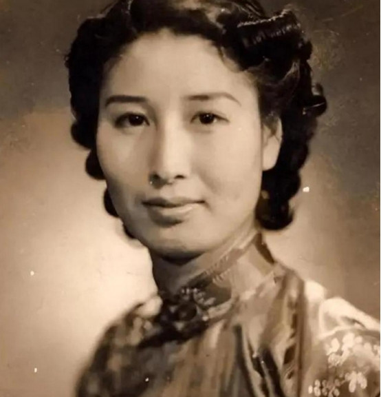 1940年深夜，民国大美女郑苹如，被秘密押到小树林执行枪决。特务垂涎她的美色，犹