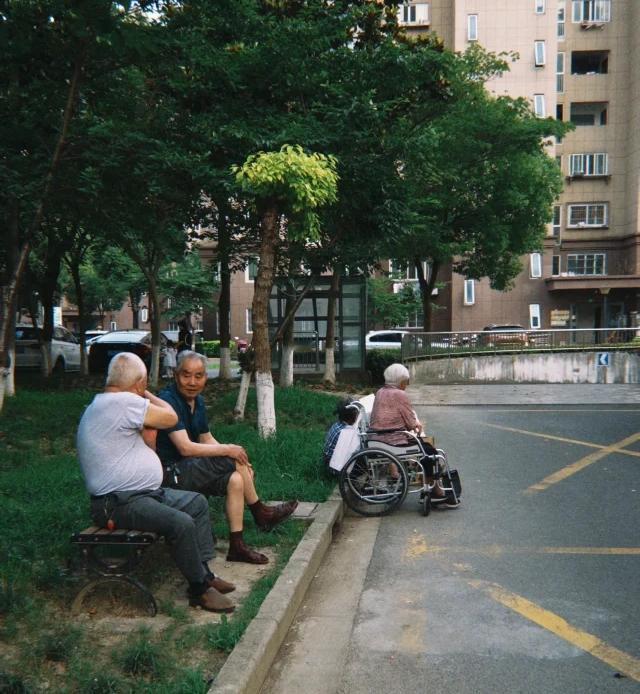 下班回家，小区里一群老头老太太正在唠嗑比退休金，在旁边听了一会。最高的是个老头
