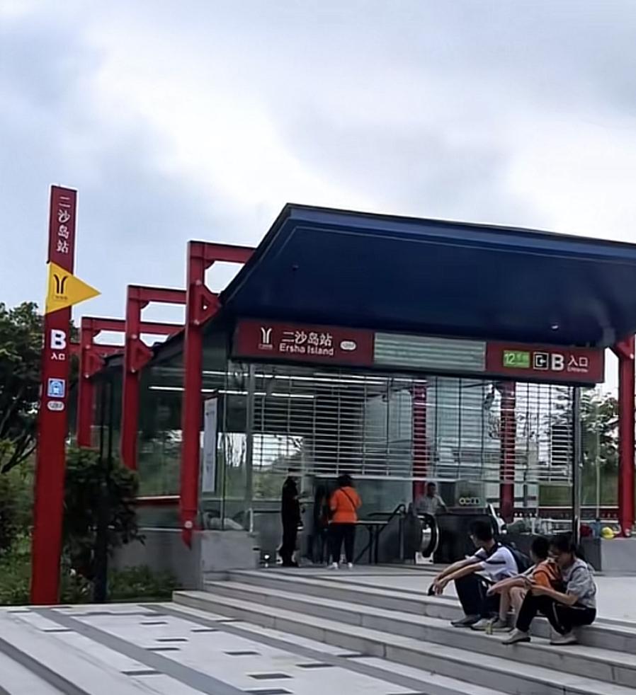 广州长期将二沙岛服侍得妥妥当当的，之前说要建座大桥，然后就没了下文，个中原因不说