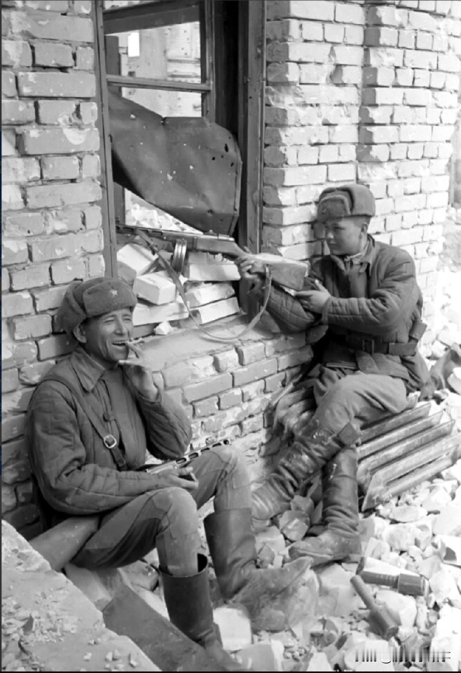 1942年，山东乐陵，八路军科长于志洪和战士小周过敌人关卡，忽听伪军叫：