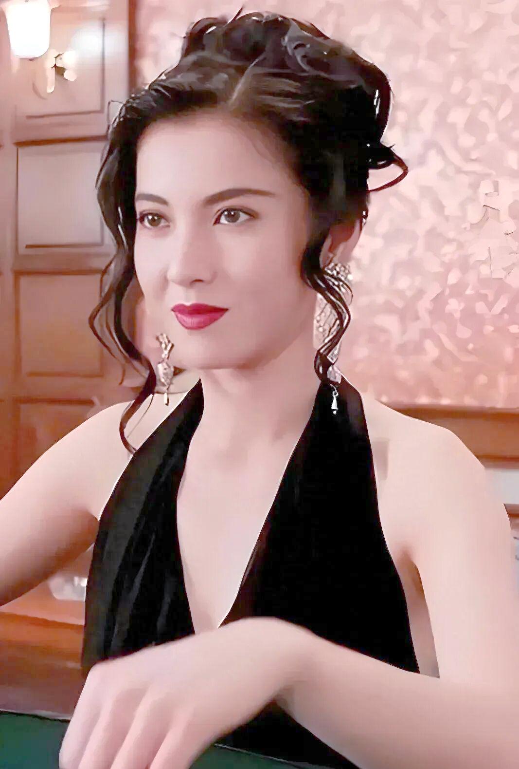 这就是润去国外“思想家”的下场，曾经的香港大美女李婉华赚足了钱，移民加拿大后
