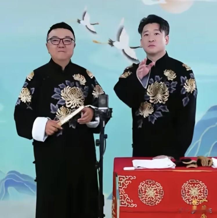 曹云金与董路一起说相声了！这段相声应该有个名字呀！我想了一下，应该叫《一起