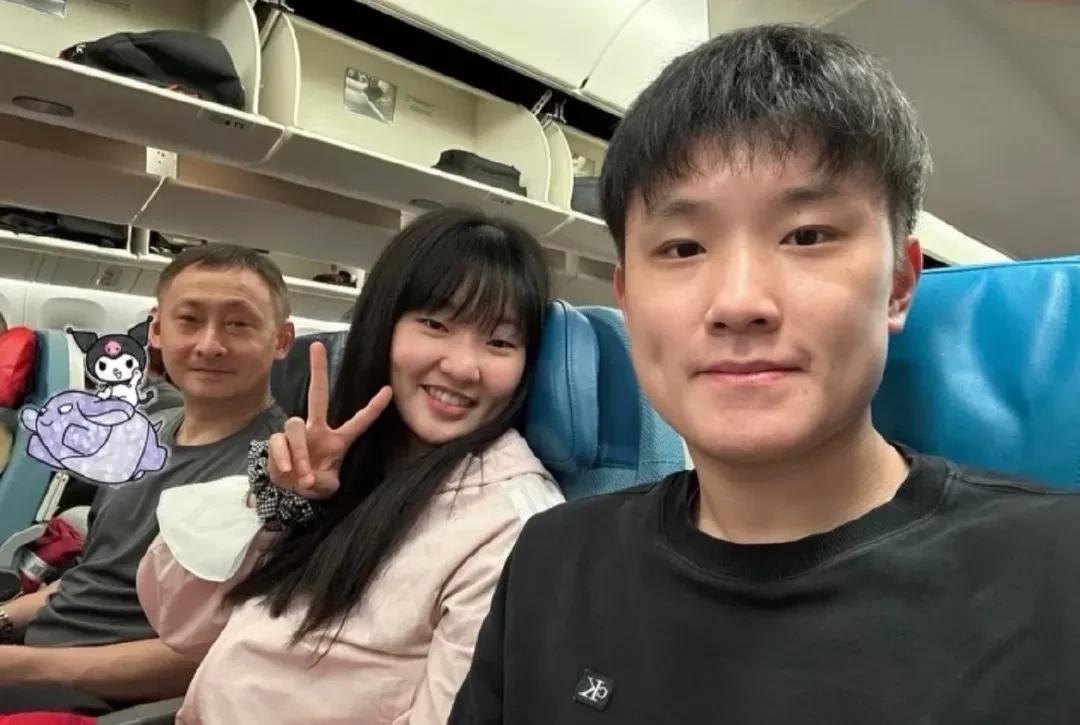 张本兄妹和父亲又出发去斯洛文尼亚参赛了！目前兄妹俩频繁参加这种没有国乒主力参赛