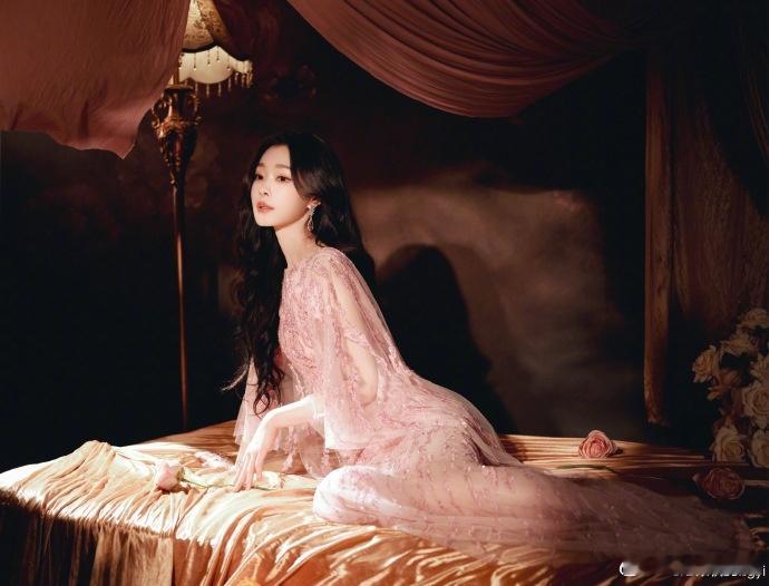 宋轶裸背粉裙宋轶身材剪影谁懂这组鎏金宫廷风写真！姐姐这身段真的太绝，妥妥在逃公主