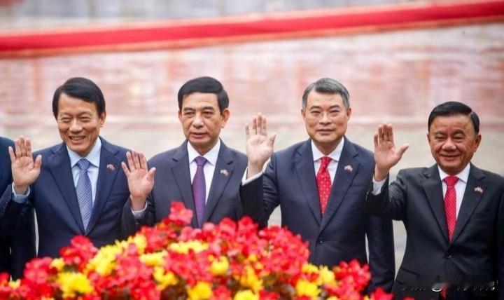 越南战后崛起的新一代，会是越南崛起的新起点吗？图中左起为：公安部部长梁三光、
