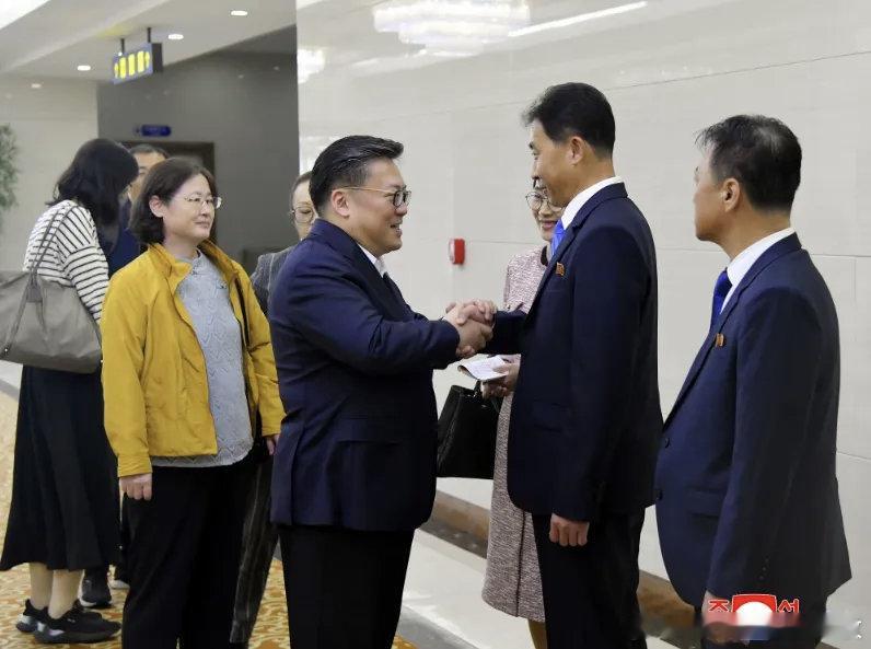 中国上海艺术团于10月7日抵达平壤。图一至图四7日晚，朝鲜文化省在羊角岛饭店举