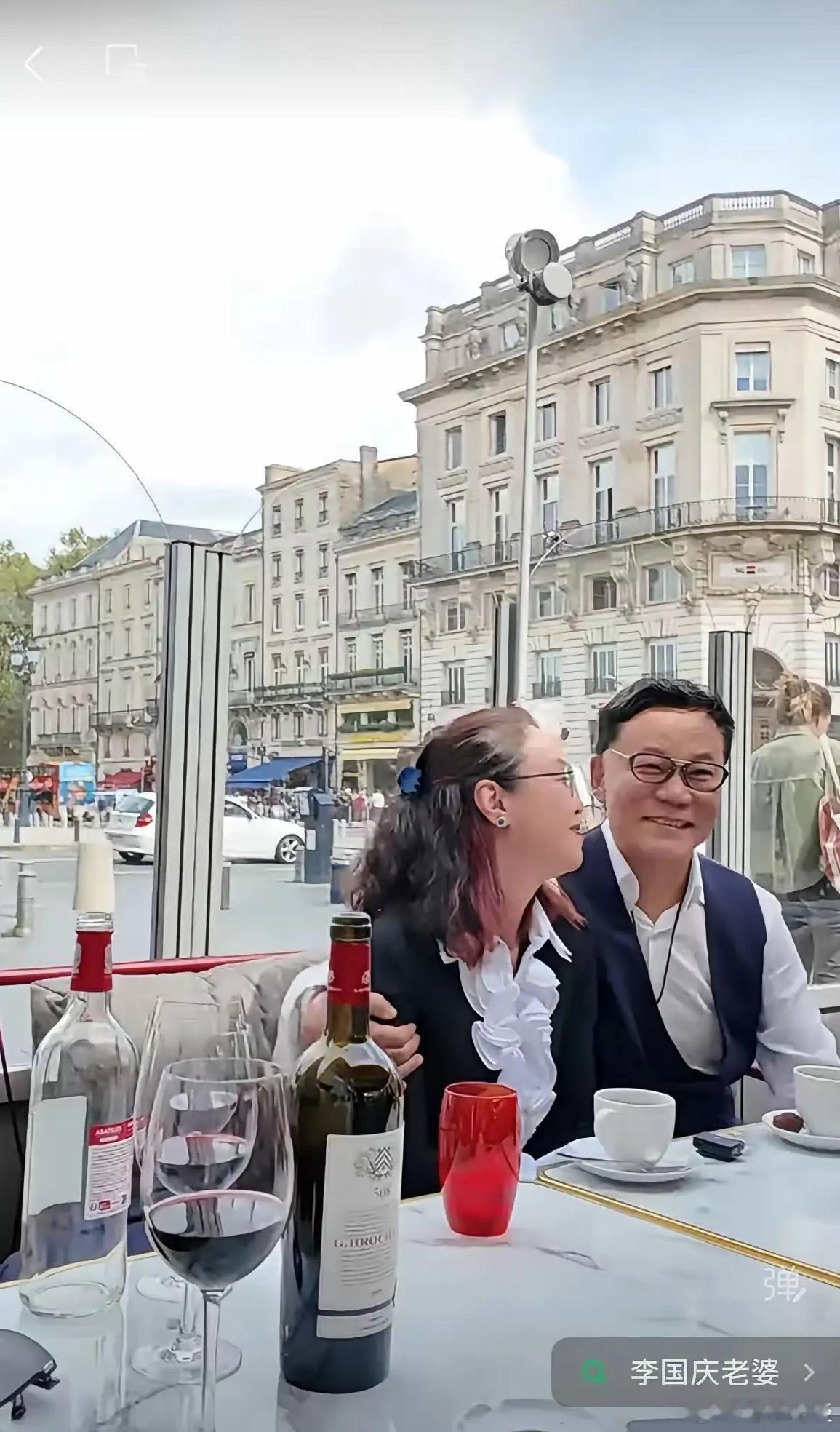 李国庆又晒恩爱照，新婚两口子亲密地搂在一起。李国庆还热情地亲吻张丹红。张丹红一脸