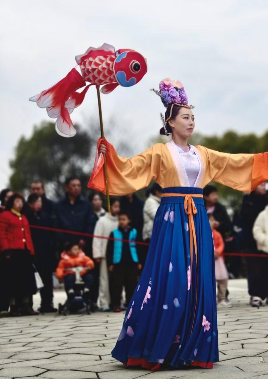 2. 鱼灯摇曳踏歌行，国风雅韵醉春风，把这人间烟火的吉庆，都融进这一袭华裳里。