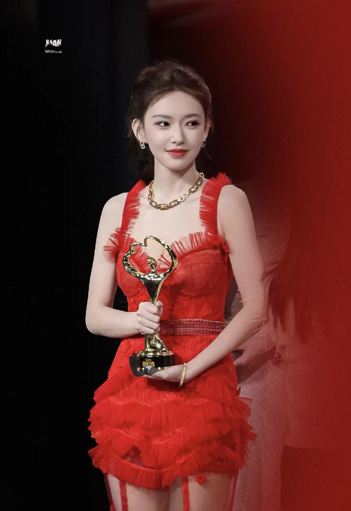 红色是热烈的偏爱，奖杯是努力的勋章，程潇，我们永远为你骄傲[赞]红裙热烈，奖杯闪