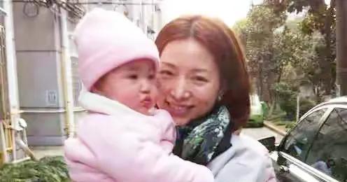 2011年7月，董卿对自己的父母说，密春雷在追求自己，她不知道该怎么办，董卿的父