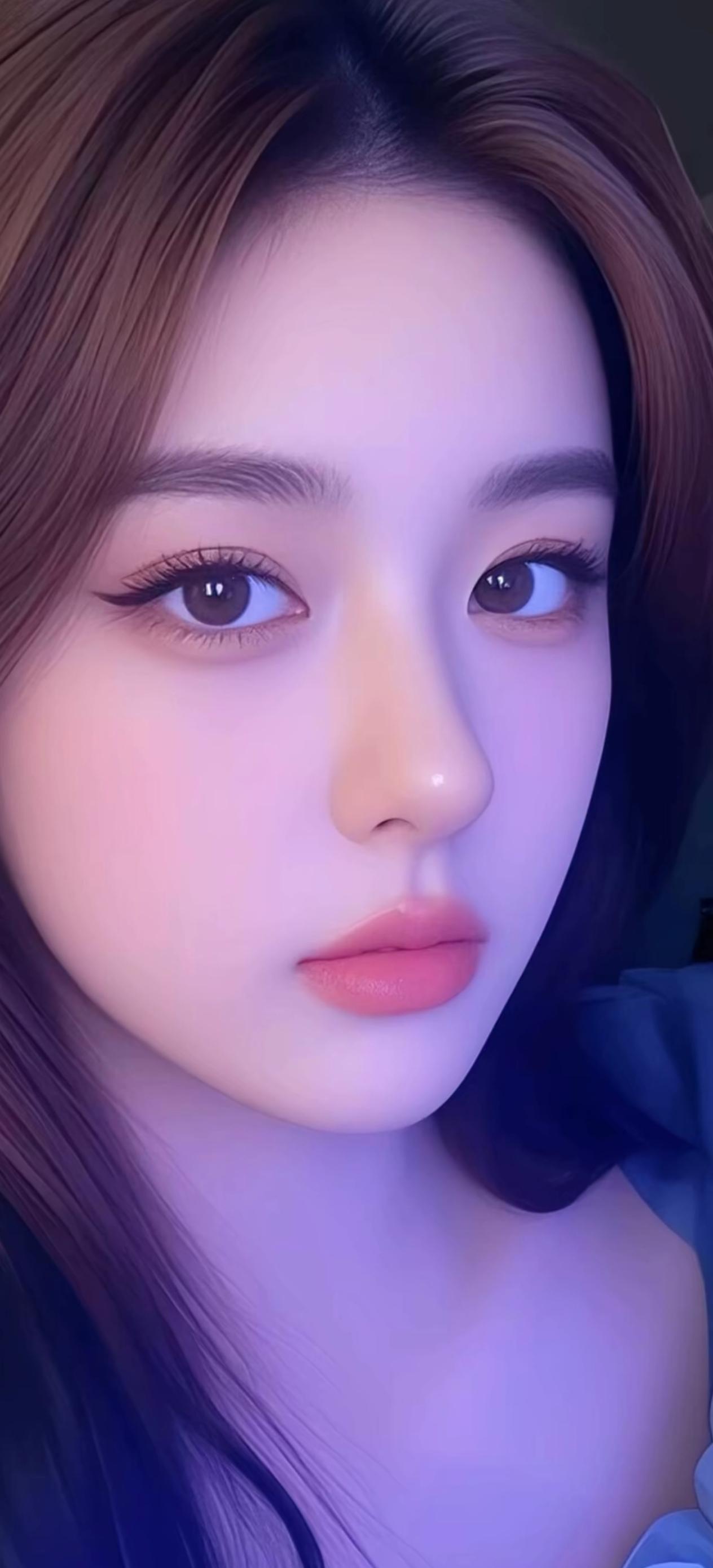 碧纱窗下洗春纤，绿绮声中奏雅谦。笑靥藏春桃绽蕊，秋波转月桂垂檐。织锦才高凌谢