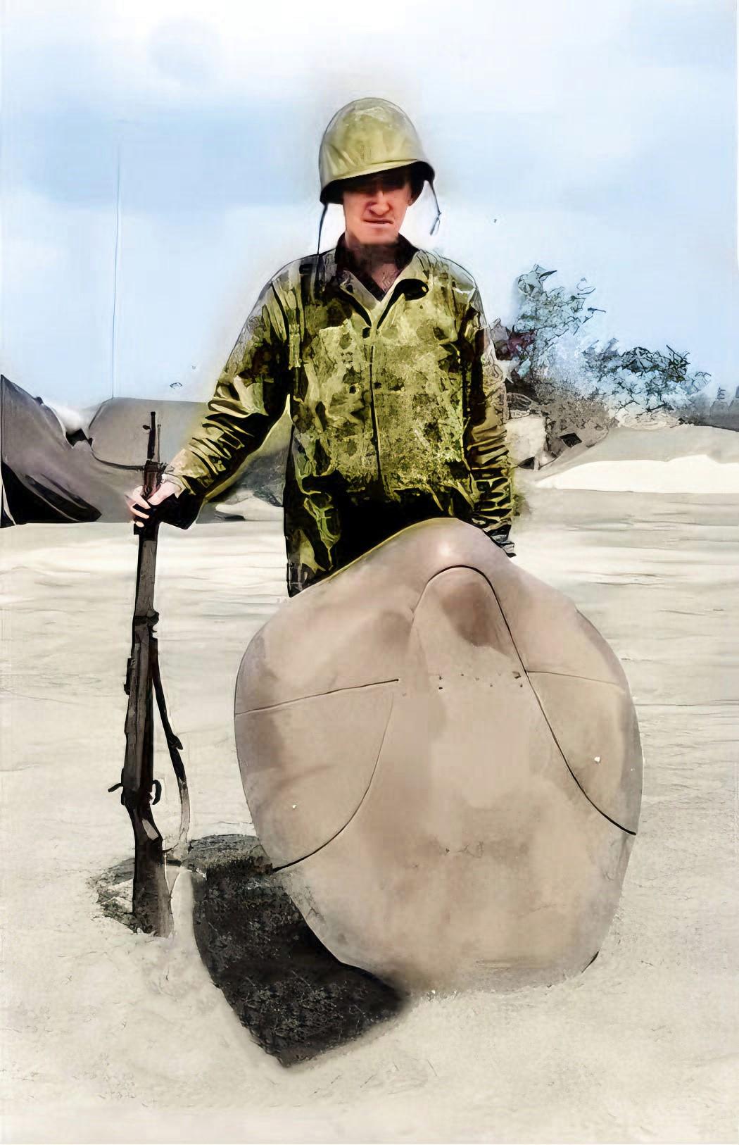 太平洋战争时期，一个美国大兵正在展示缴获日本人的“王八盖子”。这是日本鬼子单