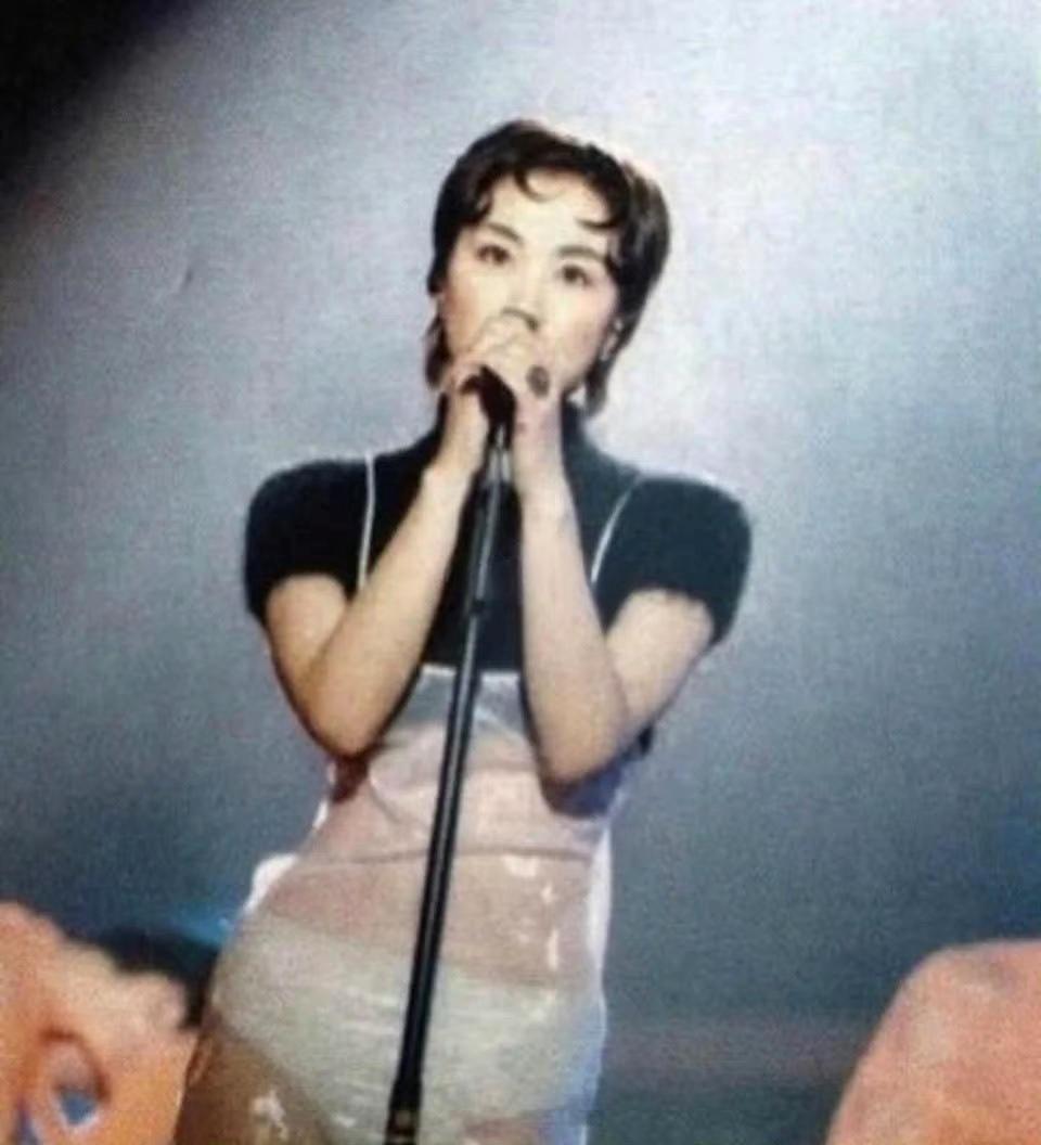 谁还记得94年王菲领奖的透明裙子？现在翻出来看，真的不得不服。​​​