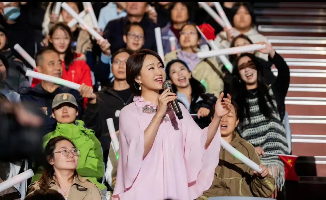 “54岁杨钰莹一开口，我妈直接把广场舞暂停了！”中秋夜我正刷手机，客厅突然传来熟