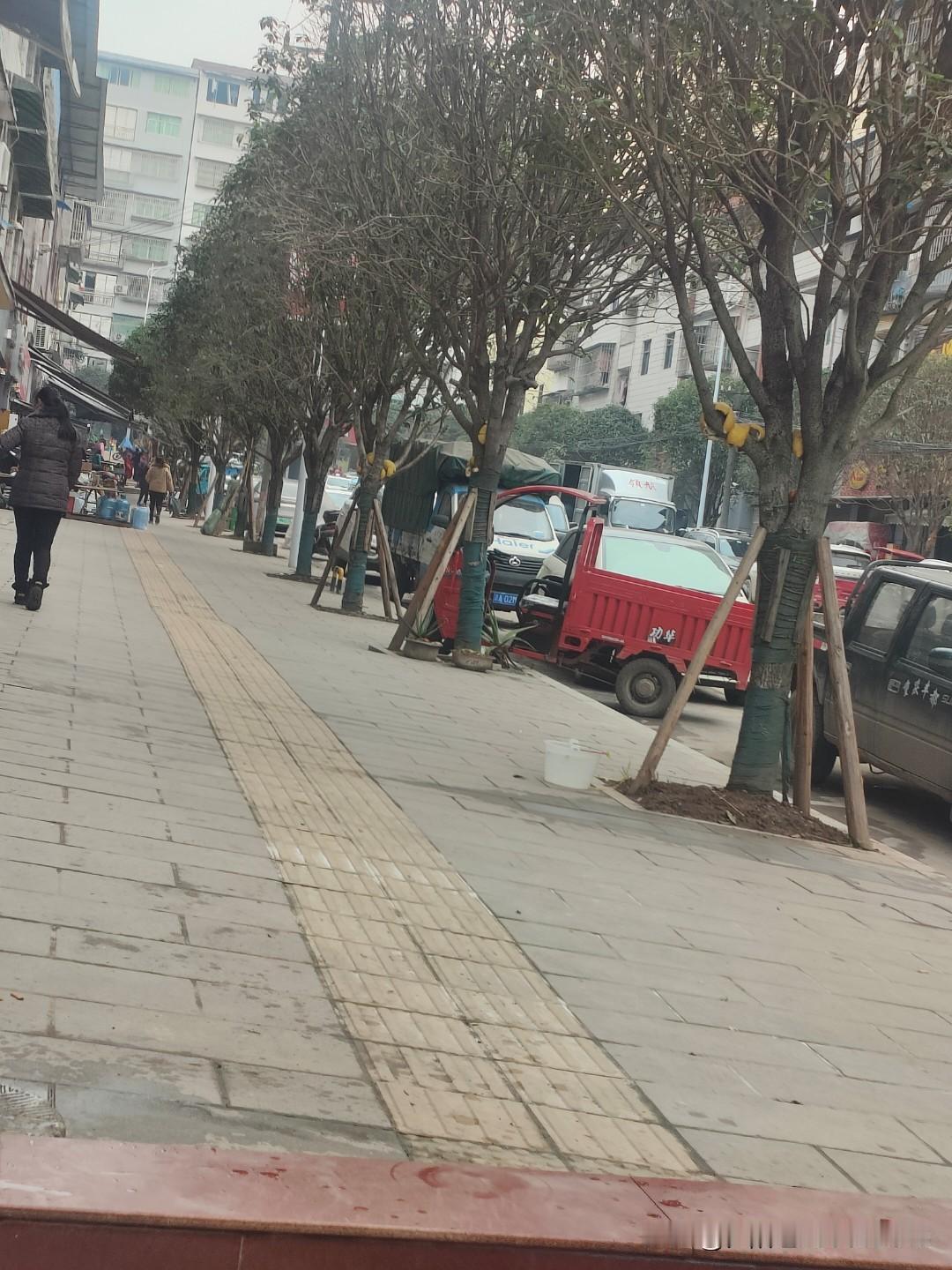 首先，是给农村宅基地划出″高庒线″。去年的表述是:不允许城镇居民到农村购买农房，