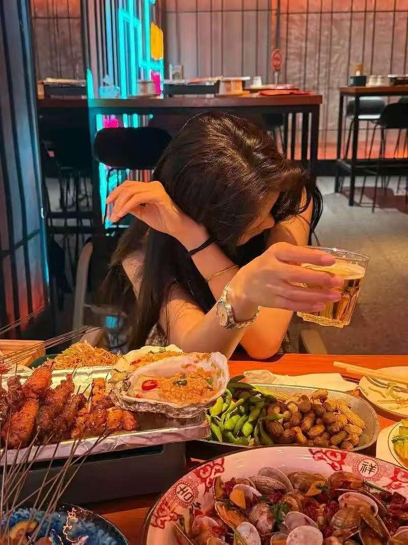 “吃相太难看了！”陕西西安，女子一行8人去吃烧烤，结账时女子傻眼了，她发现她们8