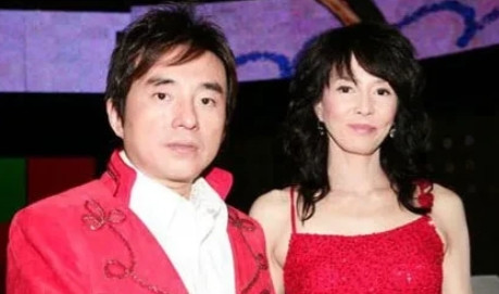 2008年，郑裕玲向同居16年的男友吕方提出分手，要他净身出户，吕方只有一个要求