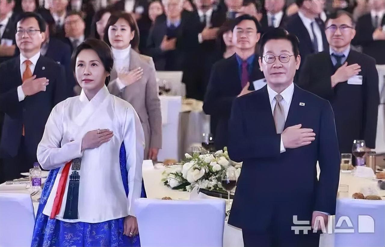 同样是韩国总统，同样是坐在那个位置上，李在明给人的感觉确实不太一样……以