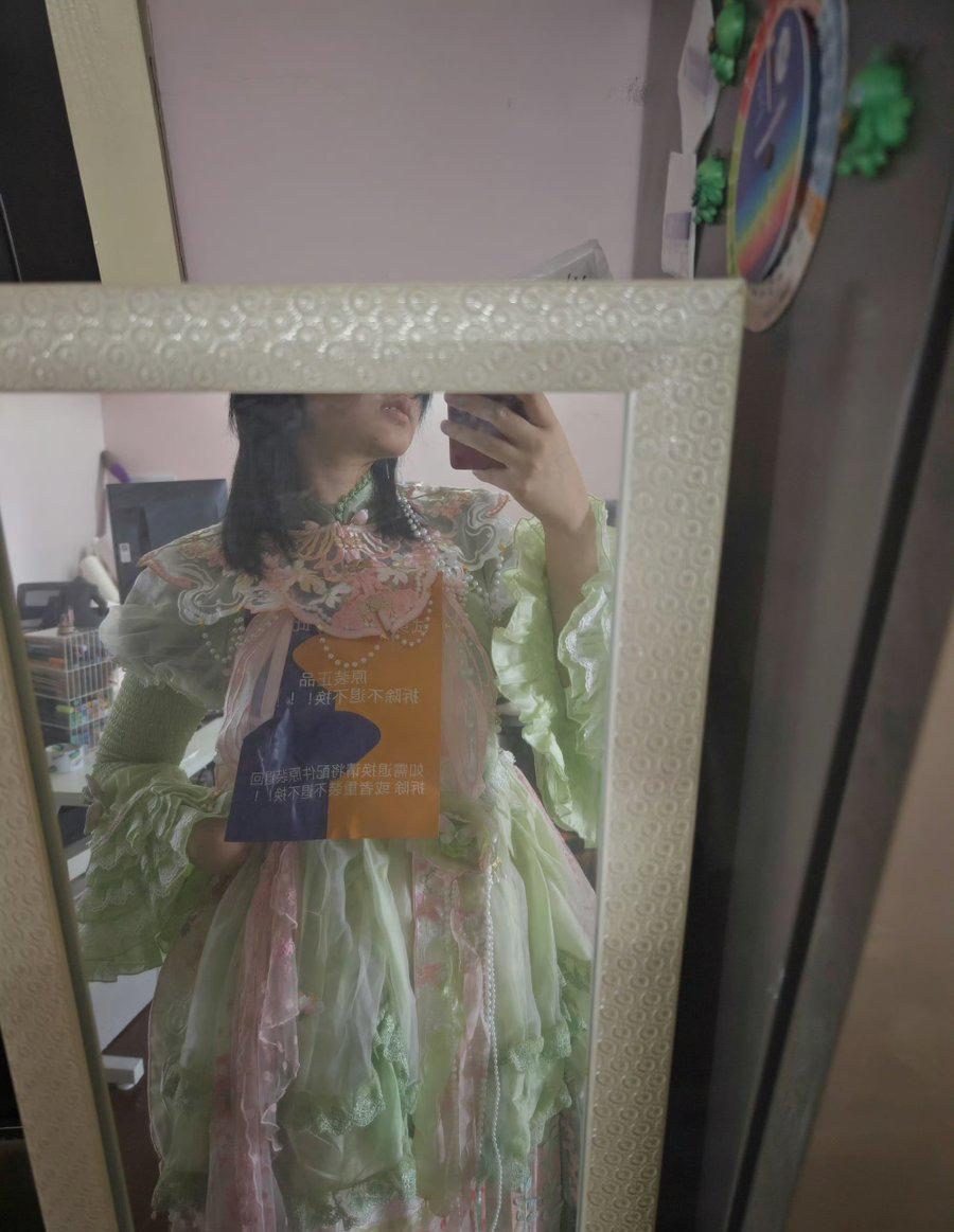 巨型吊牌防退货：防“白嫖”还是伤买家？商家用巨型吊牌防恶意退货，被指“恶心消