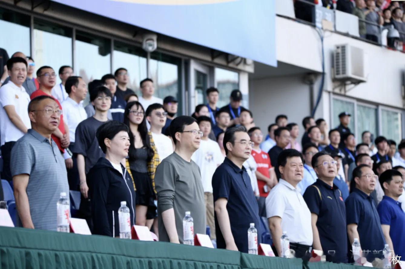 6月14日，在淮安和南京的“小龙虾大战盐水鸭”德比之战中，南京市市长陈之常、淮安