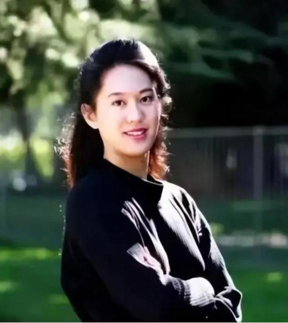 2004年，揭露南京大屠杀真相的张纯如被发现死在车内，所有人都以为她是自杀，然而