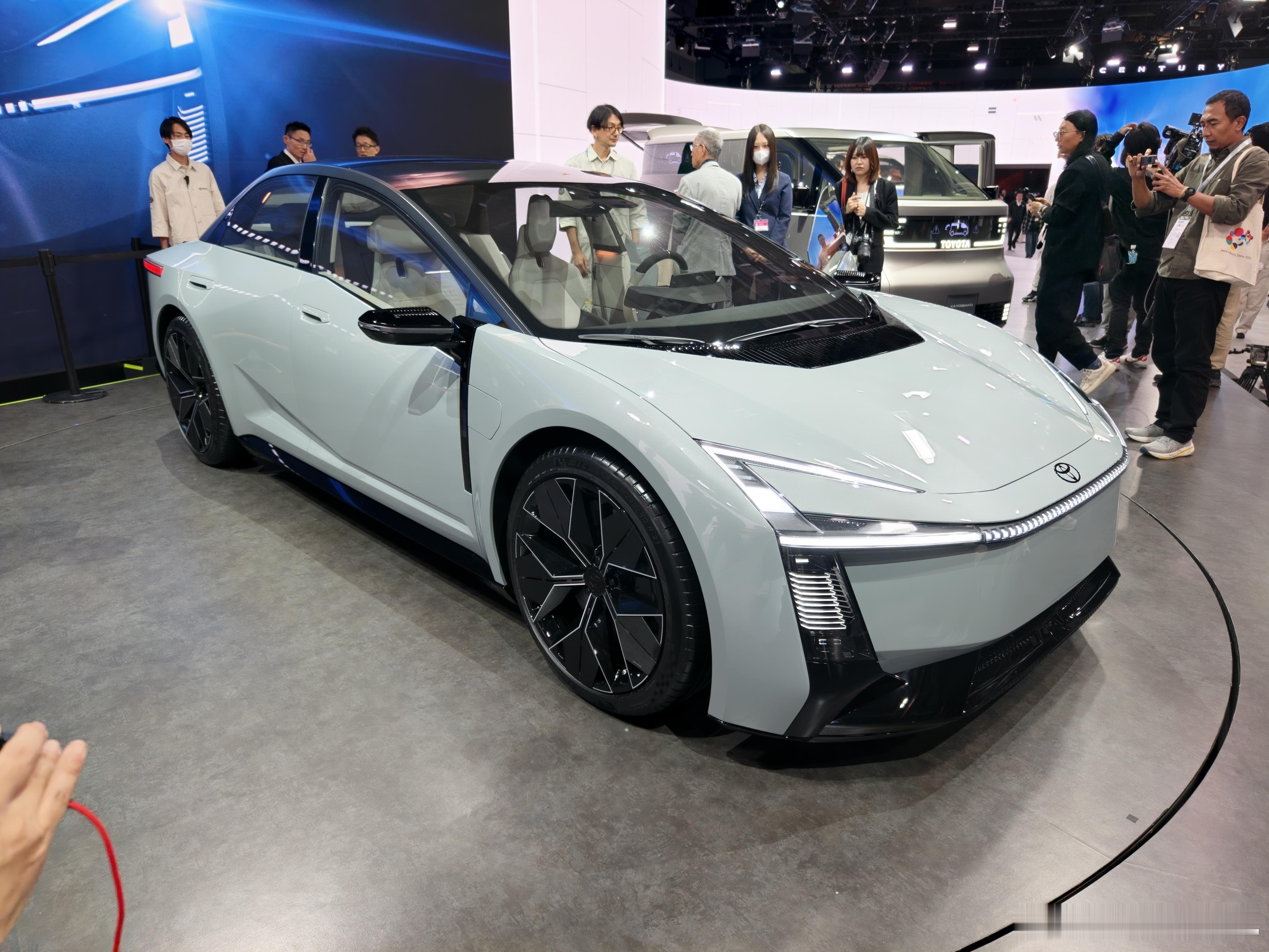 卡罗拉概念车，全面运动化，内饰设计还是很家用。这一代丰田品牌和雷克萨斯品牌的驾驶