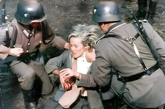 1944年6月，照片上这名被纳粹德军士兵恶狠狠地按压在地上的是英国特别行动执行局