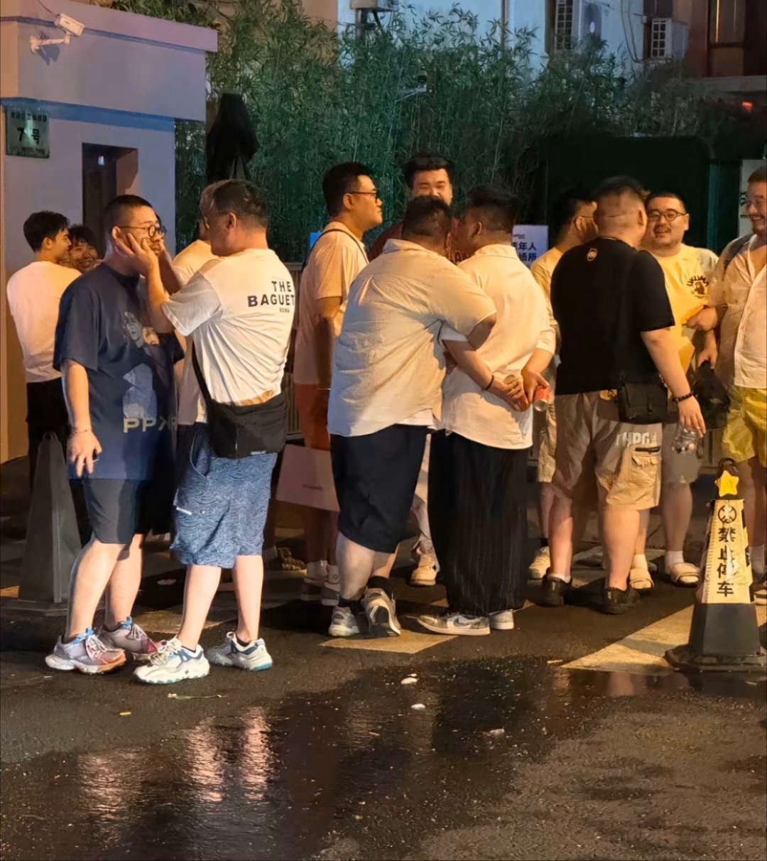 用你最高文化水平给这幅图配一句话​​​​