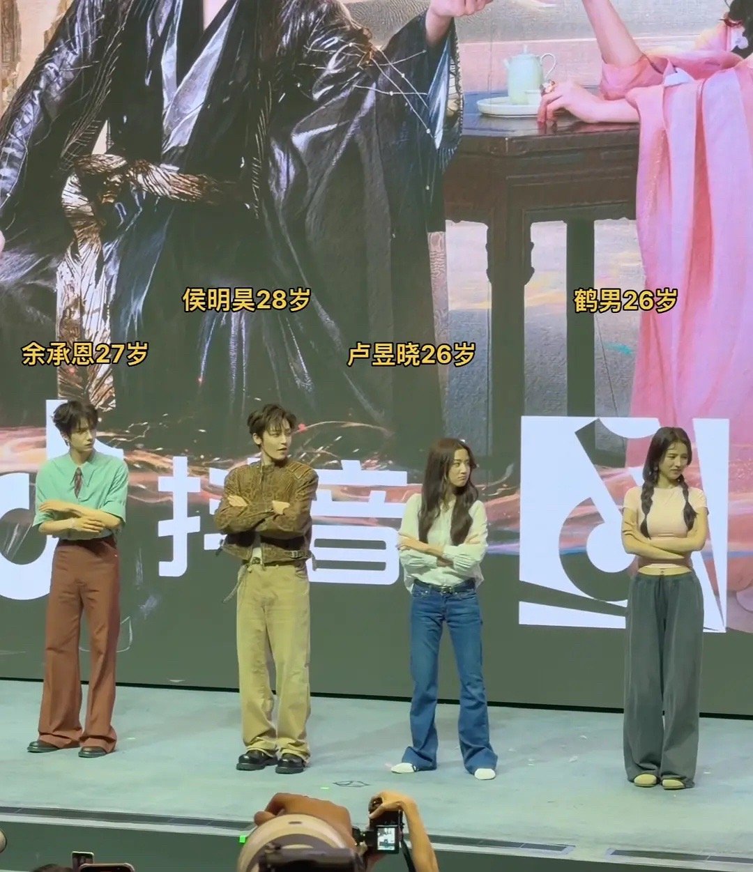 女演员也是好难，男主不高的，就会被剥夺穿高跟鞋的权利​​​