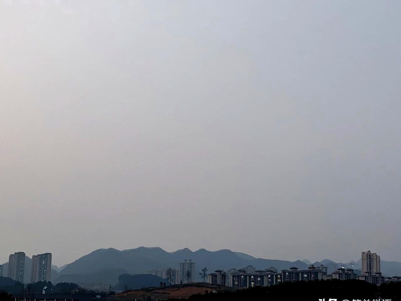 他老婆刚把筷子放下，女儿就看见他偷偷按掉了第三个来电。那顿饭最后五分钟，他