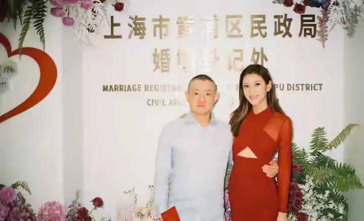 京城四少之一的汪雨，七夕情人节这一天又领证结婚了。妻子是比他小近20岁的崔璨。