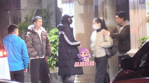 林更新聚餐喝酒林更新醉酒抱何与林更新深夜与好友聚会喝酒林更新和好友深夜聚餐喝酒太