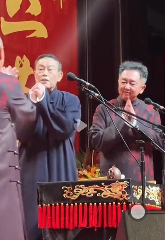 弟弟在直播间公开说哥哥的相声“过时了”，手指却一秒滑向自己的带货链接。直播间弹