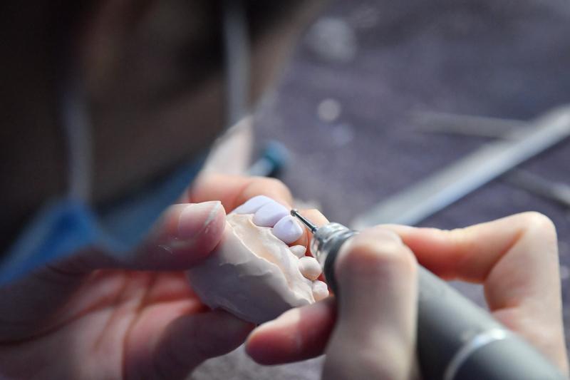 下午从诊所出来，我跟你们说，真是又好气又好笑。等了老半天，医生瞧了三分钟：“