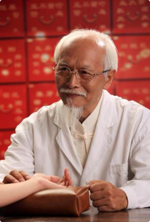 一位老中医说：“现在的人啊，总觉得阳气不够，就拼命吃补药、晒背、打坐。可你们不知