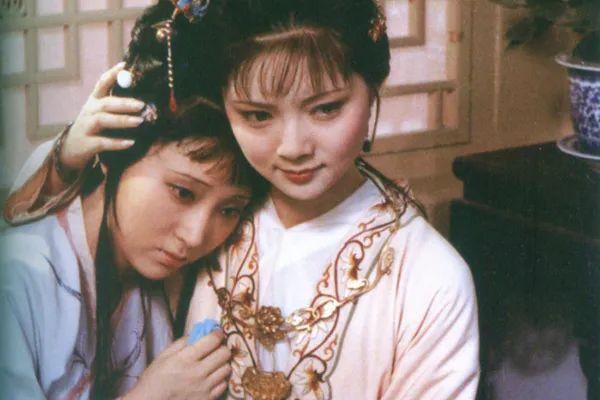 黛玉的觉醒：贾母养了她十年，却从不教导她。有句话说得好：没有对比就没有伤害。