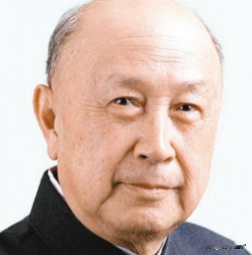 1964年冬夜，钱学森筷子尖悬在鸡肉上方半寸，突然厉喝：“别动！有苦杏仁味！”警