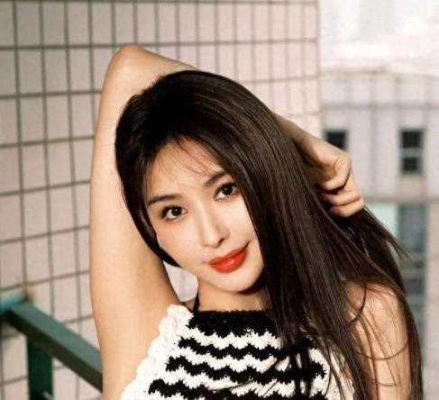 黄晓明的审美从来没有变过，从李菲儿到杨颖到叶珂，全部都是大眼睛。