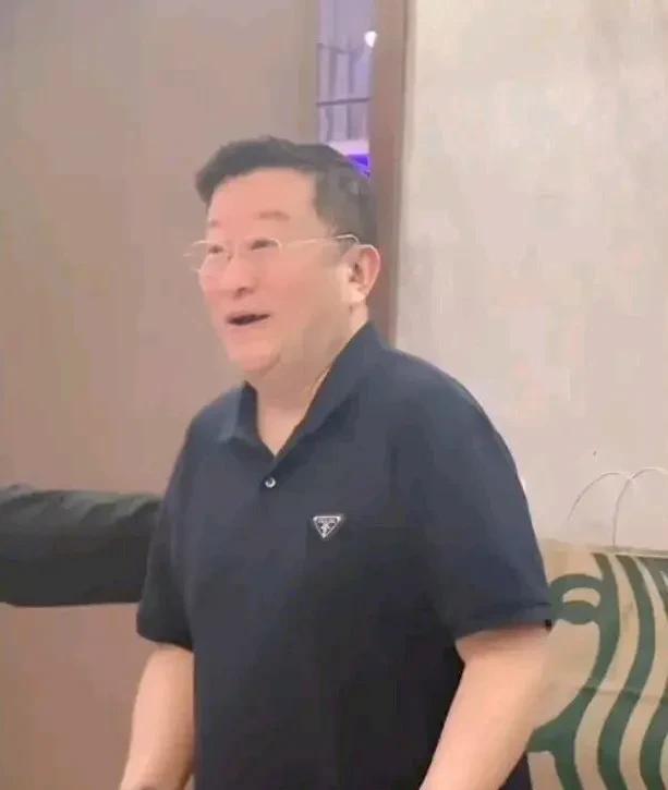 上周，有网友发了一个前上海电视台体育主持人杨旭峰现身聚会唱歌的视频，引发了许多观