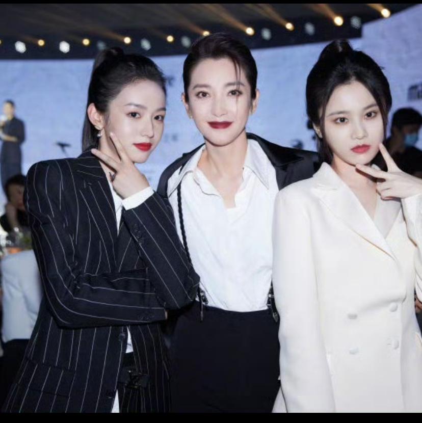 同样李冰冰公司的艺人，周也一部“爆剧”也没有，却能一直演女主，张慧雯“谋女郎”出