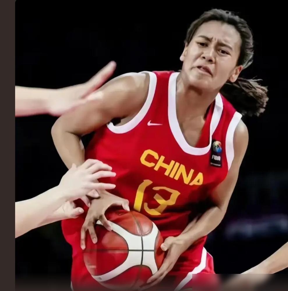 女篮冒出个怪物：20岁，1米86，亲爹是英国黑人球员，亲妈是辽宁女篮职业选手。这