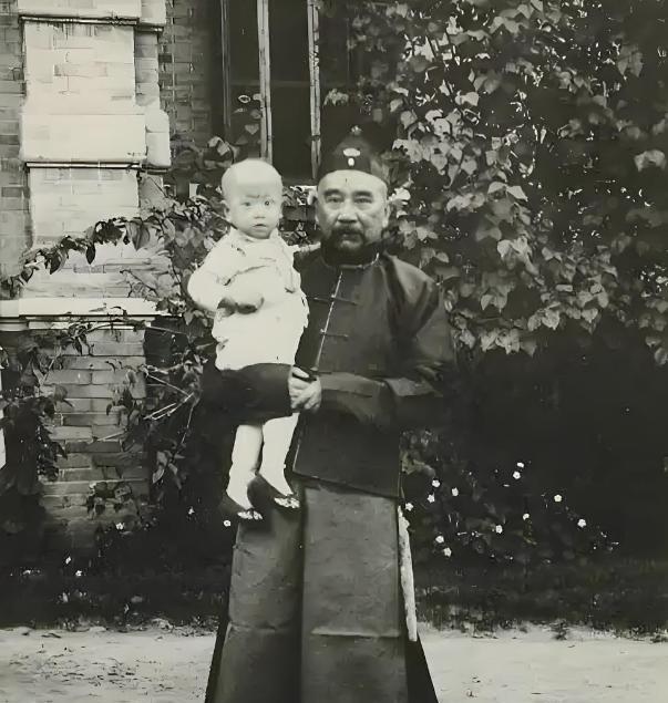 1917年，张勋的老年生活就是在天津的松寿里，独留花白辫子不放，有人劝其要识时务